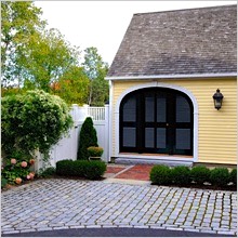 carriage-house-cobblestone-driveway